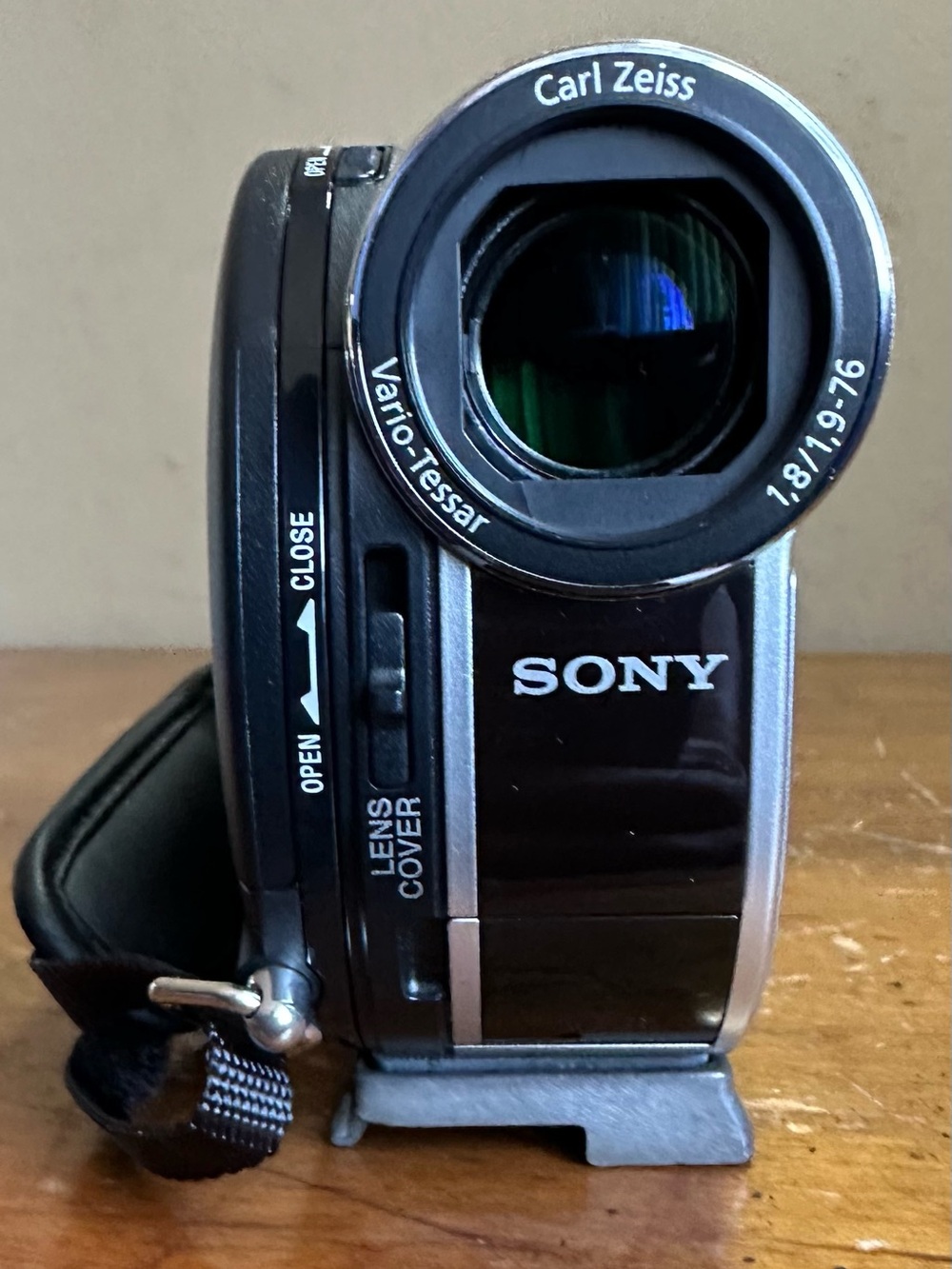 Sony DCR-DVD610 Digital Video Hybrid NTSC Handycam Camera Camcorder Recorder